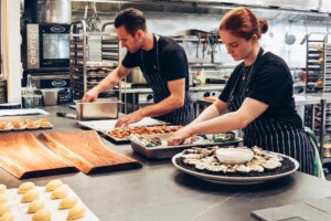 Cucina del ristorante e cuochi al lavoro